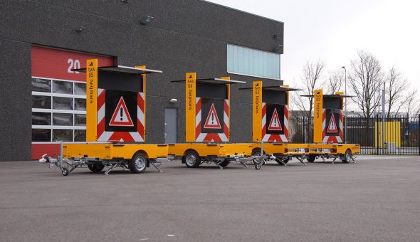 Tekstwagen CO2 neutraal voor stedelijk gebied voorzien van zonnepanelen en energiezuinig LED-display