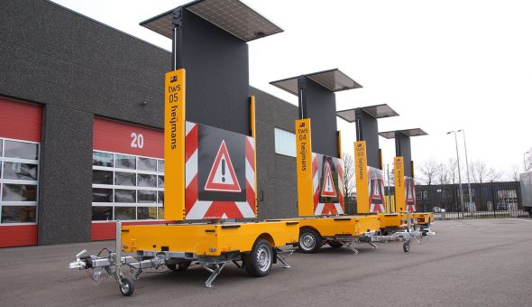 Tekstwagen CO2 neutraal voor stedelijk gebied voorzien van zonnepanelen en energiezuinig LED-display