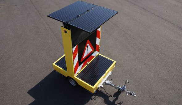 Tekstwagen CO2 neutraal voor stedelijk gebied voorzien van zonnepanelen en energiezuinig LED-display