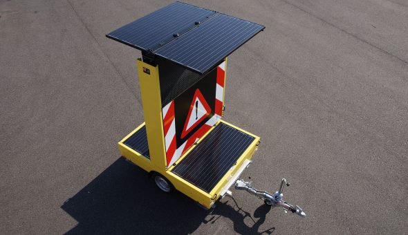 Tekstwagen CO2 neutraal voor stedelijk gebied voorzien van zonnepanelen en energiezuinig LED-display