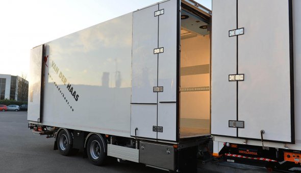 Bloemen en planten carrosserie voor van der Haas Transport - MAN combinatie met doorlaadsysteem