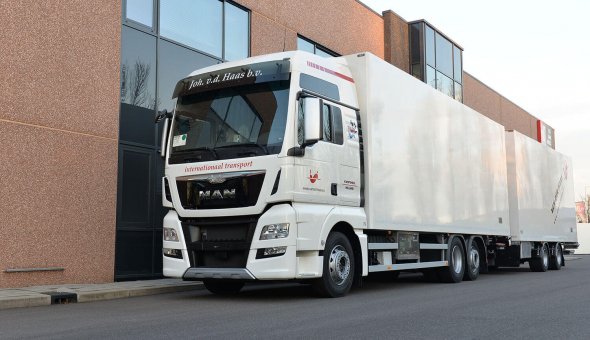 Bloemen en planten carrosserie voor van der Haas Transport - MAN combinatie met doorlaadsysteem