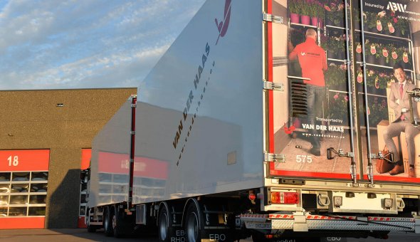 Bloemen en planten carrosserie voor van der Haas Transport - MAN combinatie met doorlaadsysteem