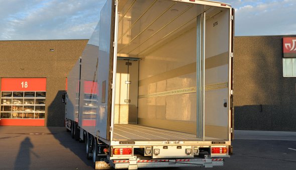 Bloemen en planten carrosserie voor van der Haas Transport - MAN combinatie met doorlaadsysteem