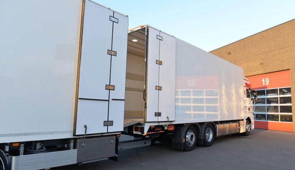 Bloemen en planten carrosserie voor van der Haas Transport - MAN combinatie met doorlaadsysteem