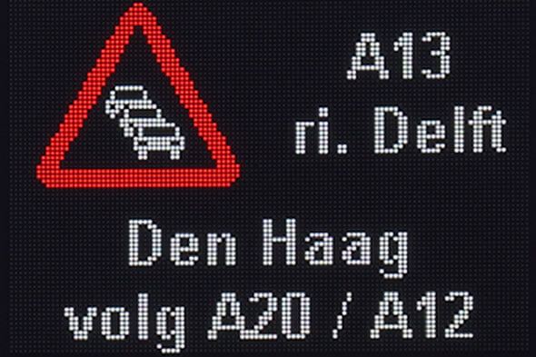 De unieke lenstechniek en LED uitschakeling bij zwarte pixels zorgen voor reductie van het energieverbruik.