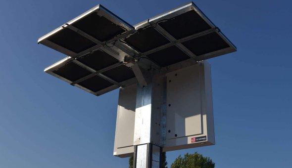 Mobiele bermdrip Type 3C op zonne-energie en een energiezuinig LED-display van het merk Swarco Futurit