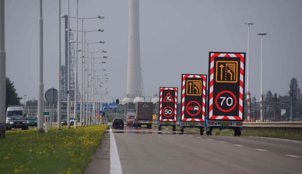 RAIN-wagen wordt gebruikt als tekstkar tijdens rijdende afzetting in de nacht