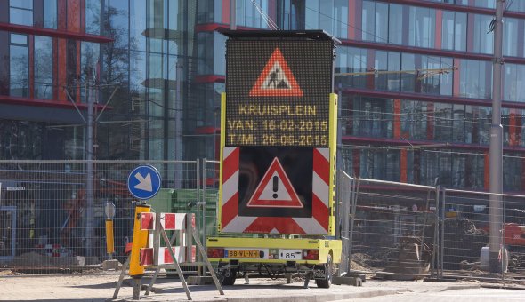 Tekstwagen van BUKO Infrasupport tijdens wegwerkzaamheden op solar energie