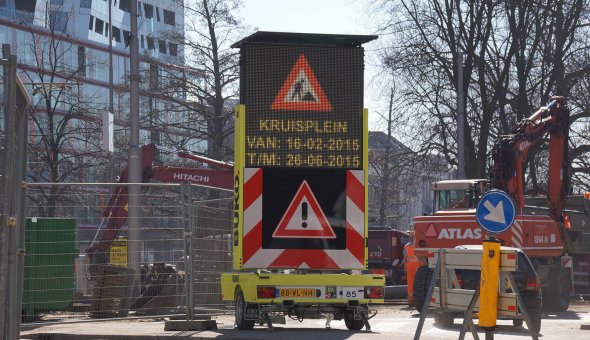 Tekstwagen van BUKO Infrasupport tijdens wegwerkzaamheden op solar energie