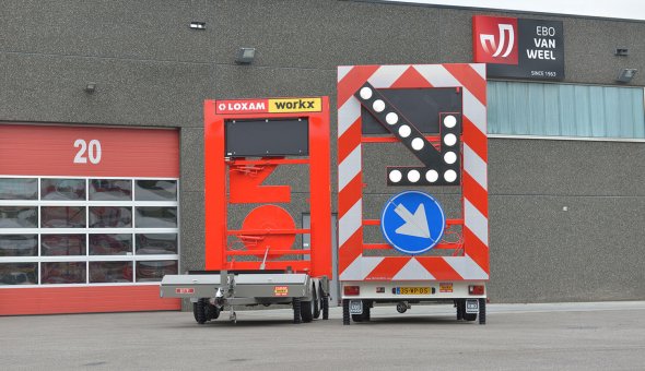 Vier pijlwagens geleverd aan Loxam Works met splitspijlenfunctie om verkeer de verdrijven