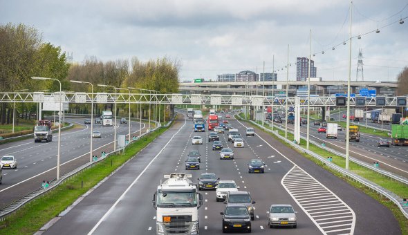 C-ITS-Corridor-op-de-A16-bij-Rotterdam-met-pijlwagen,-actiewagen,-tekstwagen-voor-Road-Works-Warning-proef-(RWW)