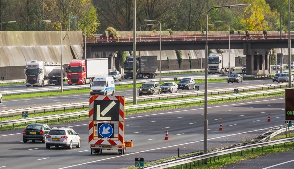 C-ITS-Corridor-op-de-A16-bij-Rotterdam-met-pijlwagen,-actiewagen,-tekstwagen-voor-Road-Works-Warning-proef-(RWW)