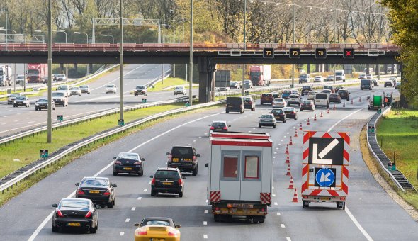 C-ITS-Corridor-op-de-A16-bij-Rotterdam-met-pijlwagen,-actiewagen,-tekstwagen-voor-Road-Works-Warning-proef-(RWW)