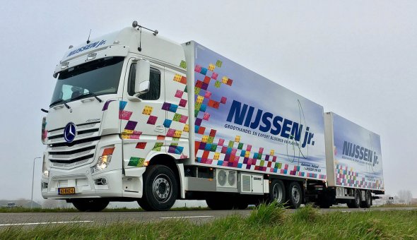 Isotherm vrachtenwagen combinatie gebouwd op Mercedes Actross voor Nijssen jr. Transport