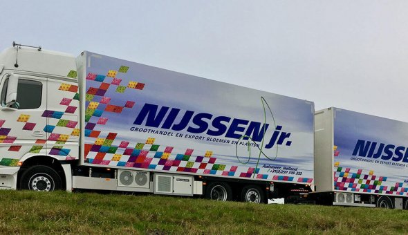 Isotherm vrachtenwagen combinatie gebouwd op Mercedes Actross voor Nijssen jr. Transport