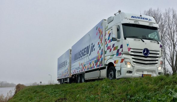 Isotherm vrachtenwagen combinatie gebouwd op Mercedes Actross voor Nijssen jr. Transport