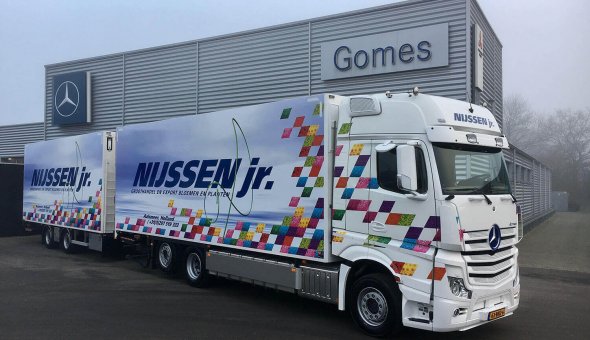 Isotherm vrachtenwagen combinatie gebouwd op Mercedes Actross voor Nijssen jr. Transport