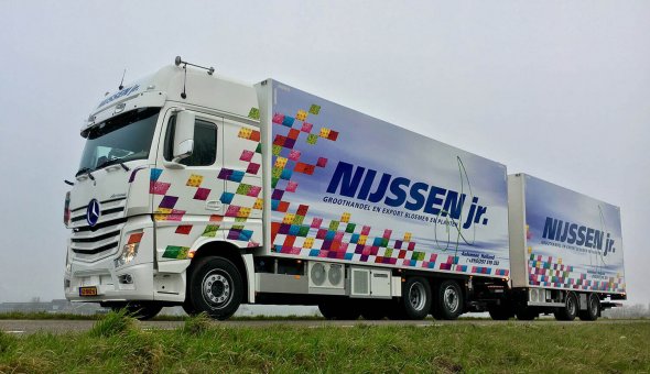 Isotherm vrachtenwagen combinatie gebouwd op Mercedes Actross voor Nijssen jr. Transport