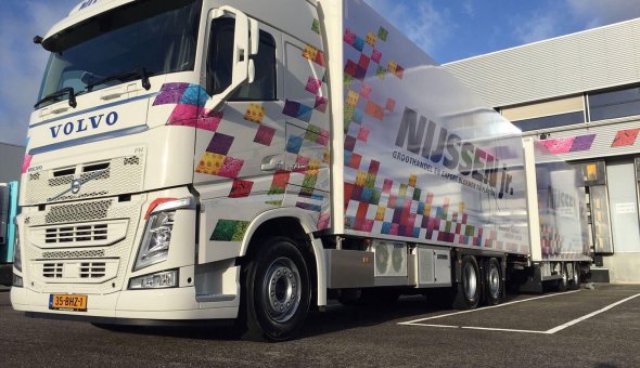 Isotherm vrachtwagen combinatie op Volvo met Draco Sneek aanhanger