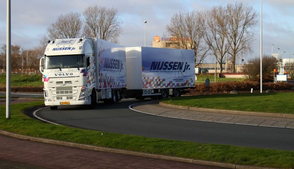 Isotherm vrachtwagen combinatie op Volvo met Draco Sneek aanhanger