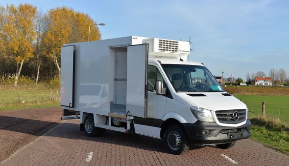 Koelopbouw Mercedes Sprinter met multitemp en zijdeur. Voorzien van een Thermoking koelmachines