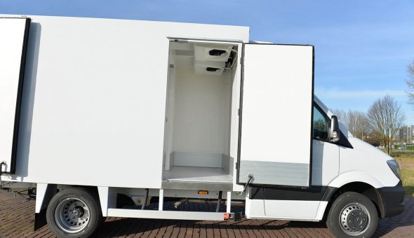 Koelopbouw Mercedes Sprinter met multitemp en zijdeur. Voorzien van een Thermoking koelmachines