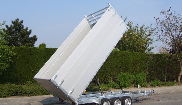 Drie-zijdige kipper aanhangwagen uitgevoerd als tripple asser met hoge aluminium zijslagen