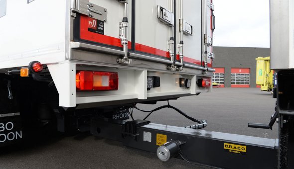 Geconditioneerde carrosserie vrachtwagen combinatie uitgevoerd met 3-assige 24-tons Draco aanhangwagen