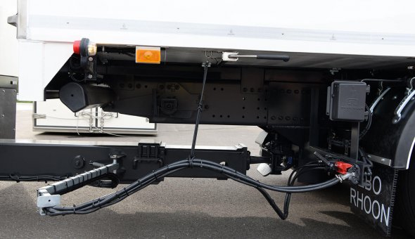Geconditioneerde carrosserie vrachtwagen combinatie uitgevoerd met 3-assige 24-tons Draco aanhangwagen