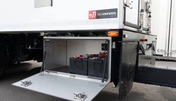 Geconditioneerde carrosserie vrachtwagen combinatie uitgevoerd met 3-assige 24-tons Draco aanhangwagen