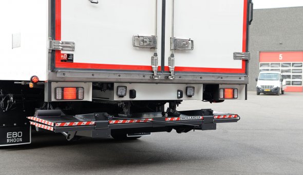 Geconditioneerde carrosserie vrachtwagen combinatie uitgevoerd met 3-assige 24-tons Draco aanhangwagen