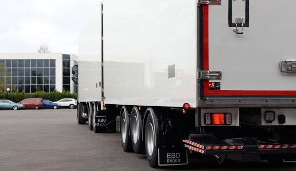 Geconditioneerde carrosserie vrachtwagen combinatie uitgevoerd met 3-assige 24-tons Draco aanhangwagen