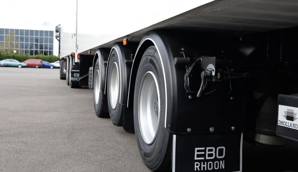 Geconditioneerde carrosserie vrachtwagen combinatie uitgevoerd met 3-assige 24-tons Draco aanhangwagen