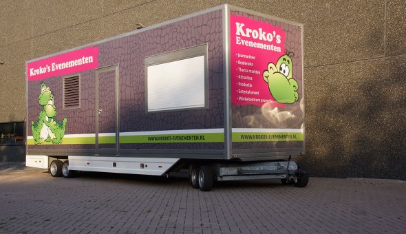 Gesloten aanhager voorzien van plywood sandwich panelen en een betonplex vloer