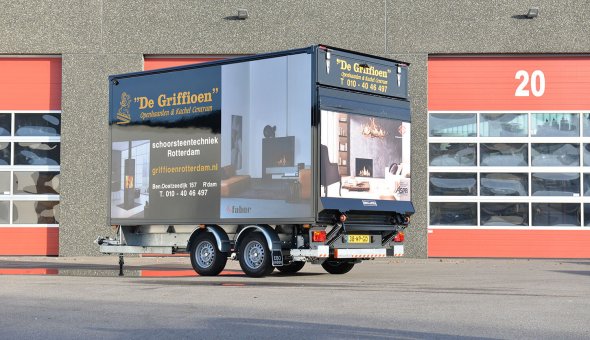 Gesloten aanhangwagen met dHollandia laadklep en plywood panelen