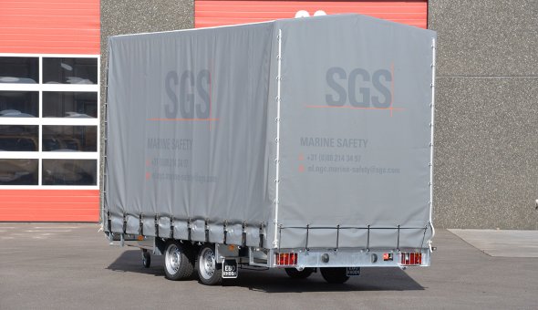 Gesloten aanhangwagen met zeil voor SGS op tandemasser met maatwerk opties