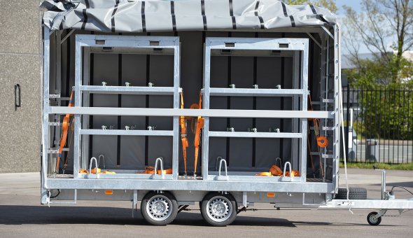 Gesloten aanhangwagen met zeil voor SGS op tandemasser met maatwerk opties