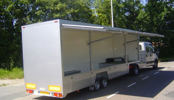 Gesloten schamelwagen met plywood opbouw