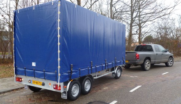 Gesloten schuifzeil aanhangwagen gebouwd op een schamelwagen