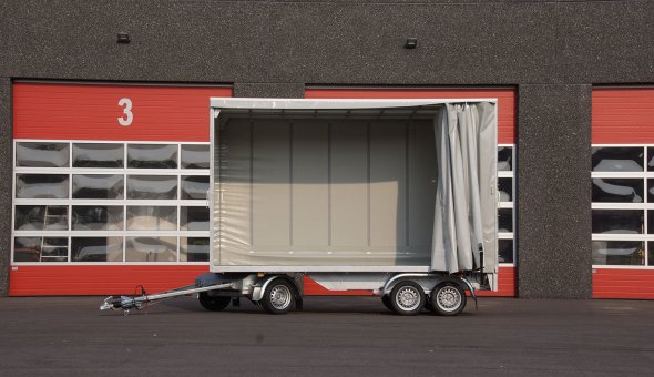 Gesloten schuifzeil aanhangwagen gebouwd op een schamelwagen