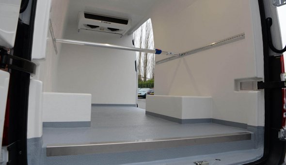 Koelwagen ombouw voor Mercedes Sprinter en voorzien van Thermoking koelmachine met aerodymanische vormen