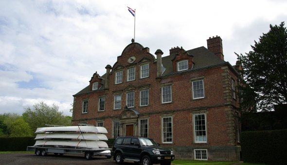 Schamelaanhangwagen gebouwd voor de Koninklijke Roeivereniging