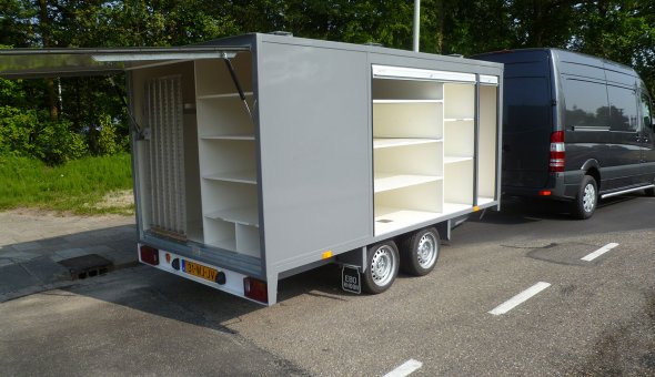 Speciaalbouw aanhangwagen gesloten en voorzien van plywood