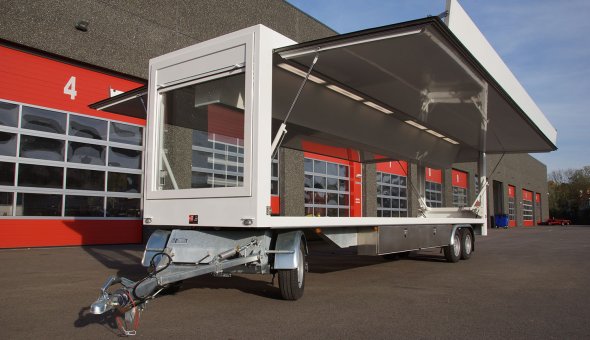 Speciaalbouw schamelwagen voorzien van maatwerk aanhangwagen