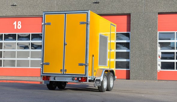 Maatwerk gesloten aanhanger op tandemasser chassis met rooster in de zijwanden