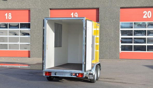 Maatwerk gesloten aanhanger op tandemasser chassis met rooster in de zijwanden