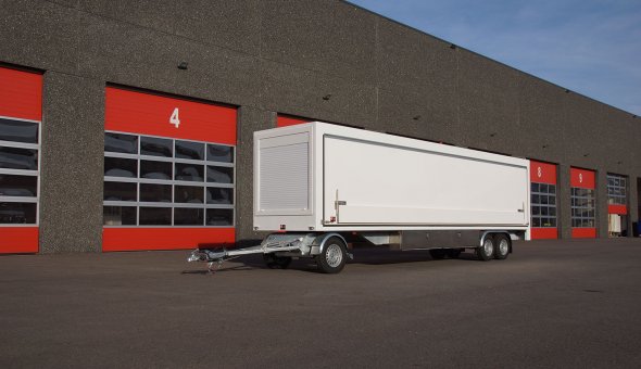 Maatwerk gesloten aanhangwagen voorzien van movers en hydraulische verkoop luiken voor de firma Kruythof aardappelen