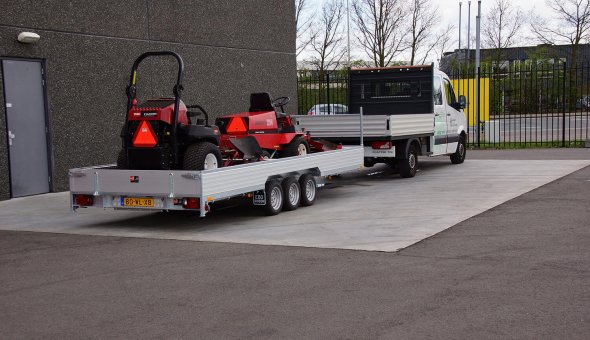 Oprijwagen geleverd voor het vervoer van landbouwvoertuigen en maaimachines