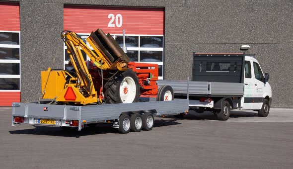 Oprijwagen geleverd voor het vervoer van landbouwvoertuigen en maaimachines